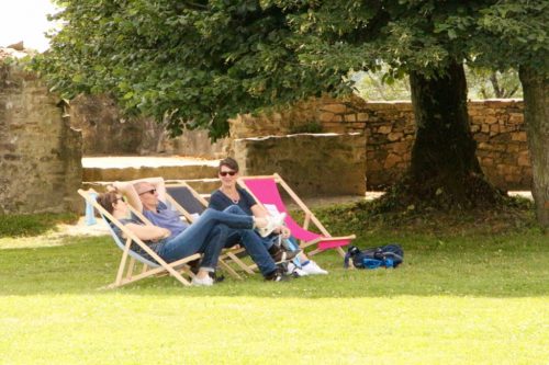 Even chillen in de kasteeltuin